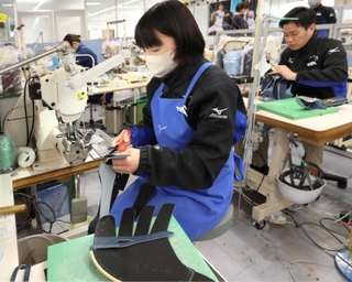 革を丁寧に裁断し、つなぎ合わせる従業員たち＝宍粟市波賀町安賀、ミズノテクニクス波賀工場（撮影・辰巳直之）