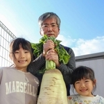 三輪太郎さん宅の庭で収穫された巨大大根＝福崎町東田原