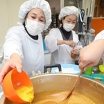 地元特産のユズを使ったみそを作る「食と農を守るかあちゃんず」の女性たち＝相生市矢野町小河（撮影・辰巳直之）