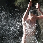 激しく水しぶきを飛び散らせた寒水行＝市川町沢、延寿寺