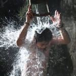 激しく水しぶきを飛び散らせた寒水行＝市川町沢、延寿寺