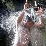 激しく水しぶきを飛び散らせた寒水行＝市川町沢、延寿寺