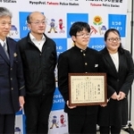 村本三千雄署長（左）から感謝状を贈られた川島笙寛さん（右から２人目）と両親＝たつの署