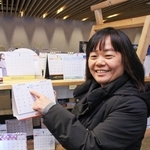 １０年にわたってカレンダー市を開いてきた長谷川香里さん＝姫路市駅前町