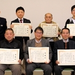 連携して火災現場から高齢男性を救助したとして、消防署長感謝状を受けた神河町越知の住民ら＝中播消防署