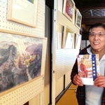 「絵本朝鮮通信使」の原画展を企画した柏山泰訓さん＝室津海駅館