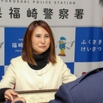 竹迫博樹署長から感謝状を受け取る滝川妙子さん＝福崎署