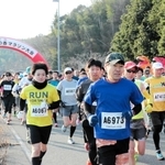 約３千人が駆け抜けた「たつの市梅と潮の香マラソン大会」＝たつの市御津町黒崎