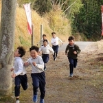 本番に向け練習に励む地元の子どもたち＝福崎町西田原