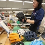 プロ野球のキャンプインや、野球部員らの新シーズンを前に仕上げられたグラブ＝宍粟市波賀町安賀、ミズノテクニクス波賀工場（撮影・辰巳直之）