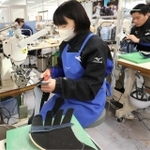 革を丁寧に裁断し、つなぎ合わせる従業員たち＝宍粟市波賀町安賀、ミズノテクニクス波賀工場（撮影・辰巳直之）