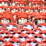 本堂にずらりと並ぶ「福だるま」＝福崎町高岡、応聖寺