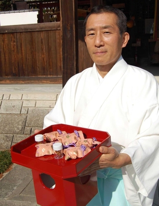 「天神蝉合格守り」を手にする福田命宮司＝相生市若狭野町野々