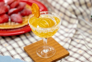 地酒「乙女」にマーマレードを添えたカクテル（赤穂市提供）