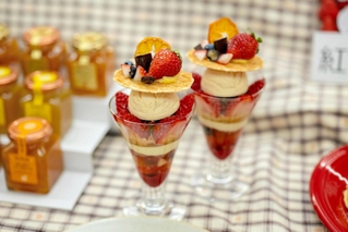赤穂産のイチゴをふんだんに使ったパフェ（赤穂市提供）