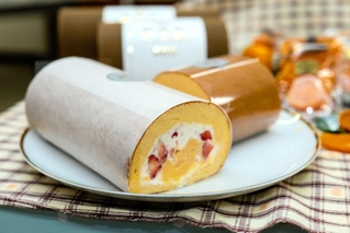 赤穂産のイチゴとカスタードのロールケーキ（赤穂市提供）