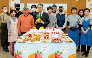 リニューアルした「赤穂スイーツ」の事業者が集まったお披露目会＝赤穂市役所（赤穂市提供）