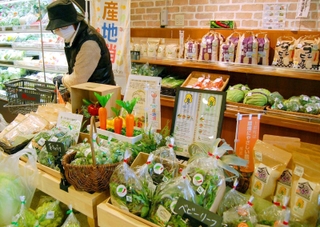 町内産の農産物などが並ぶ「ひょうご安心・推奨ブランド」コーナー＝ボンマルシェ上郡店