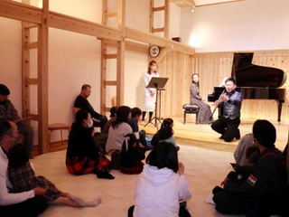 実家の農業用倉庫を改装した「音乃蔵」で開かれた家族向けコンサート。オーナーの井口英樹さんはオーボエの魅力を解説した＝たつの市揖西町清水
