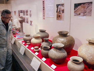 埋蔵文化財センターの特別展「須恵器伝来　渡来人が伝えたやきもの」＝たつの市新宮町宮内
