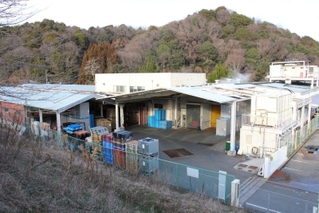 福崎の工業団地の中に立つ本社工場＝福崎町西治