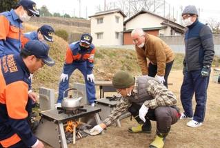 かまどベンチの使い方を確認する住民ら＝福崎町西田原