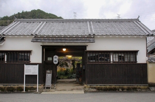 オーガニックカフェやアロママッサージ店も入る旧小国家住宅＝福崎町山崎