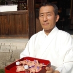 「天神蝉合格守り」を手にする福田命宮司＝相生市若狭野町野々