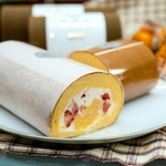 赤穂産のイチゴとカスタードのロールケーキ（赤穂市提供）