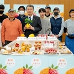 リニューアルした「赤穂スイーツ」の事業者が集まったお披露目会＝赤穂市役所（赤穂市提供）