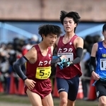 男子・たつの市の１区亀田仁一路選手（右）からたすきを受ける２区三浦彰太選手＝加古川市の加古川河川敷マラソンコース（撮影・風斗雅博）