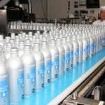年に２回製造される備蓄水。消毒を終えて箱詰めされる＝福崎町西治