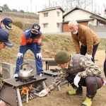 かまどベンチの使い方を確認する住民ら＝福崎町西田原