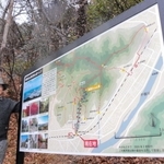 登山道の入り口に案内板を設置した「オタカクラブ」の小賀紀明会長＝赤穂市、雄鷹台山