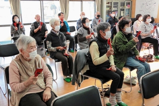 交流カフェ「おかげさま」の催しに参加するお年寄りら＝赤穂市砂子