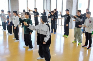 ダンスチーム「ミラクルー」（前列）と一緒に練習する「アットホーム」のメンバーら＝姫路市広畑区正門通３