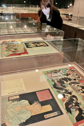 月岡芳年が描いた赤穂義士の浮世絵が並ぶ会場＝赤穂市立歴史博物館