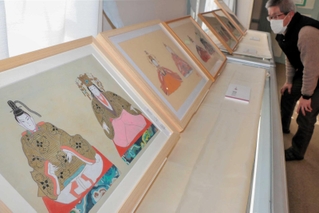 神戸の仏画家豊田和子さんが描いたひな人形絵の作品展＝赤穂市立民俗資料館