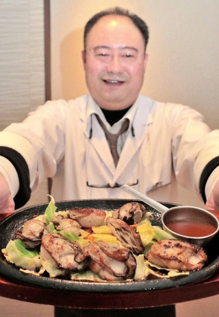 カキのむき身を焼く赤穂のご当地グルメ「カキのぷりテキ」。亀の井ホテル赤穂ではジュージューと焼きたての音を聞きながら味わえる＝赤穂市御崎