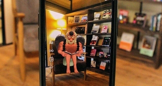 スマートフォンのカメラを向けると読書する妖怪が現れる＝福崎町西田原