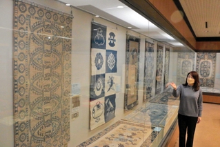 明治から昭和初期に作られた製品などが並ぶ赤穂緞通の特別展＝赤穂市上仮屋