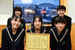 映像制作を手がけた御津中学校３年の５人＝たつの市役所