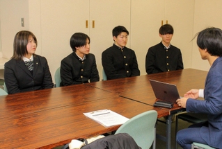 手話言語条例制定に向け、検討会に参加する高校生ら＝福崎町福田