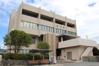 市川町役場＝兵庫県市川町西川辺