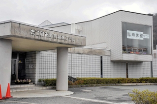 天井が落ち、休館を続けている市新宮温水プール＝たつの市新宮町平野