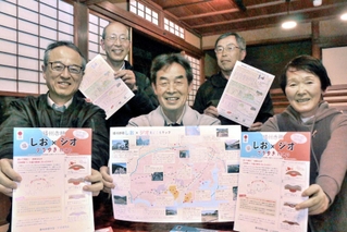 播州赤穂の塩・ジオ研究会のメンバーら＝赤穂市坂越