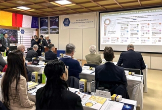 石川哲也・理化学研究所放射光科学研究センター長がスプリング８の施設について説明した国際シンポジウム＝滋賀県大津市