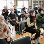 交流カフェ「おかげさま」の催しに参加するお年寄りら＝赤穂市砂子