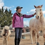 馬と触れ合い、心を癒やす「ハッピーホースファーム」を経営する香山かつ子さん＝岡山県和気町小坂