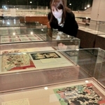 月岡芳年が描いた赤穂義士の浮世絵が並ぶ会場＝赤穂市立歴史博物館